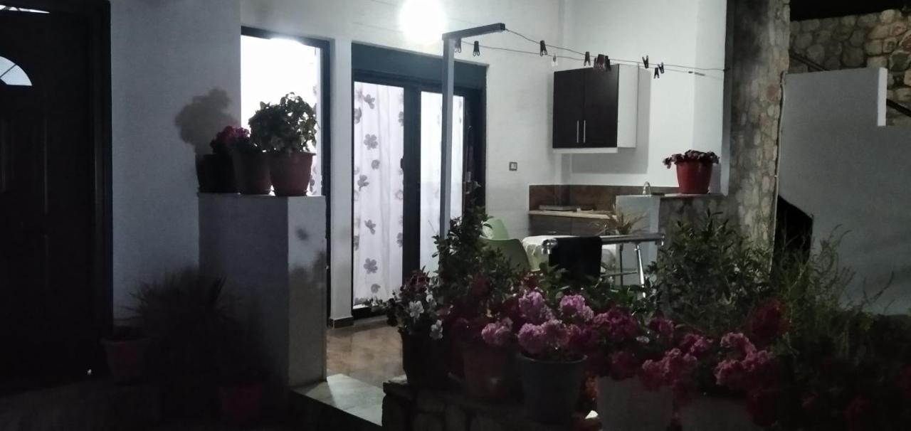 Apartment Erjon Ксамил Стая снимка